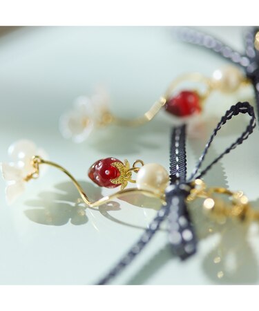 チョコがけいちごのイヤリング