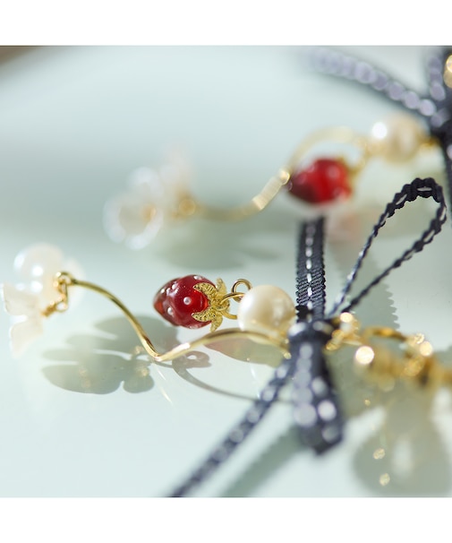 チョコがけいちごのイヤリング