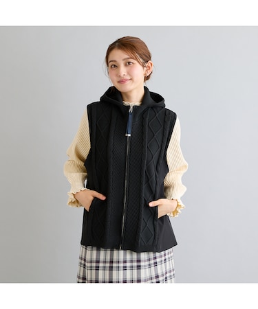 ケーブル編みニットドッキングベスト