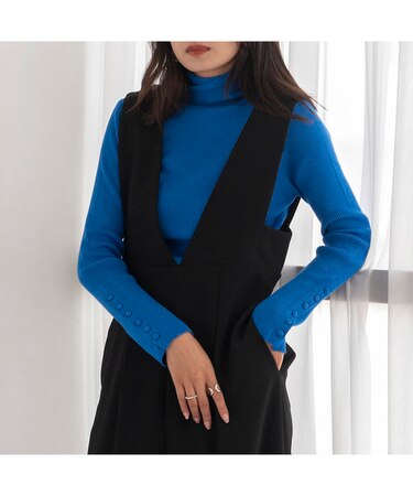 袖ボタンハイネックリブニット