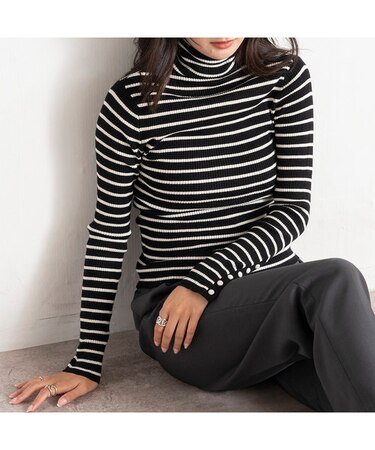 袖ボタンハイネックボーダーリブニット