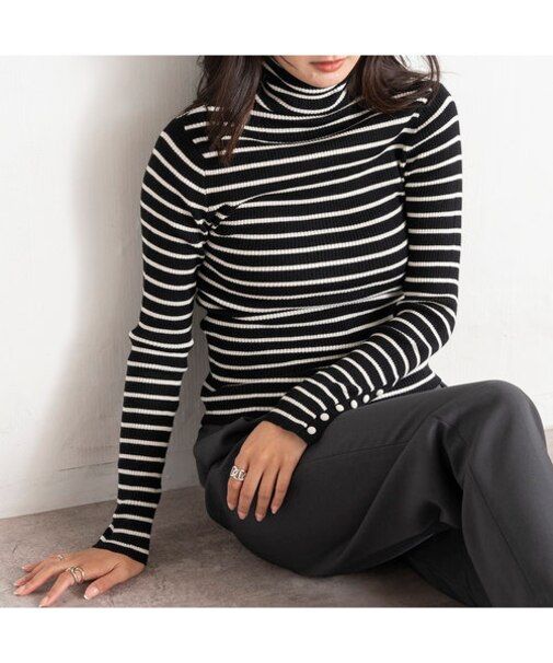 袖ボタンハイネックボーダーリブニット