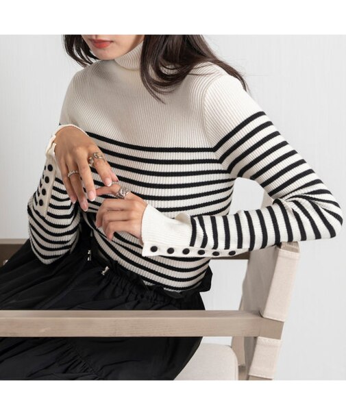 袖ボタンハイネックボーダーリブニット