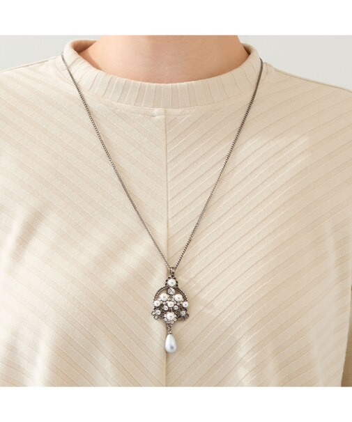 揺れるフラワーパールモチーフネックレス