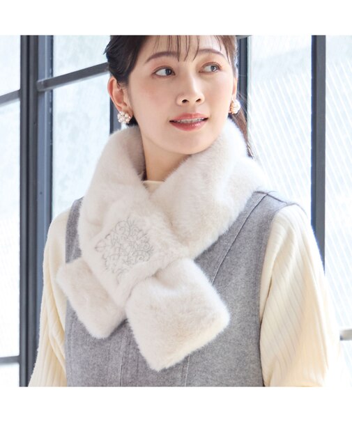 【洗える・別注・大きいサイズ】刺繍入りフェイクファーマフラー