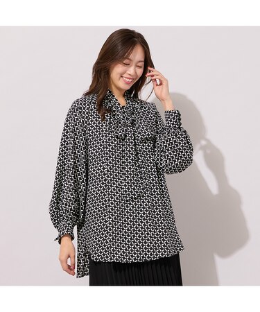 【手洗いOK】幾何柄・リボンタイ・ギャザーブラウス