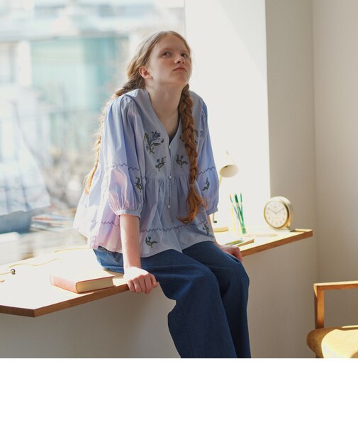 刺繍Vネックブラウス/MAISON SAJOU