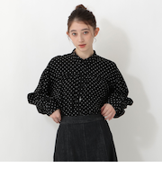 ドット襟付きブラウス