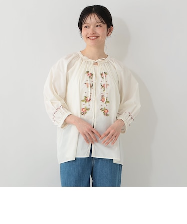 リボン付き刺繍ギャザーブラウス/MAISON SAJOU