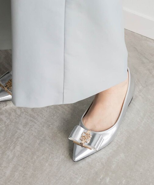 モノグラムパーツリボンフラットパンプス