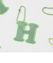 あんしんアルファベットリフレクターチャーム（緑）