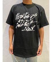 【ムラサキスポーツ限定】COMP US(コンプ アス) ARTIST COLLABRATION TEE (アーティストコラボレーションティー)半袖Tシャツ 25SSCU-16CT/ユニセックス メンズ  ムラサキスポーツ