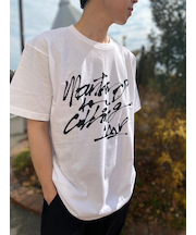 【ムラサキスポーツ限定】COMP US(コンプ アス) ARTIST COLLABRATION TEE (アーティストコラボレーションティー)半袖Tシャツ 25SSCU-16CT/ユニセックス メンズ  ムラサキスポーツ
