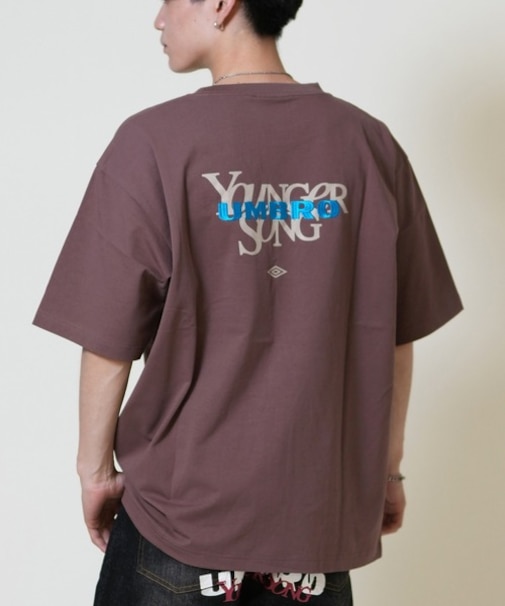 【ムラサキスポーツ限定】UMBRO(アンブロ)Younger Song ヤンガーソング コラボレーション 半袖Tシャツ MRYS-T001/ユニセックス メンズ レディース ムラサキスポーツ