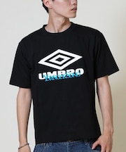 【ムラサキスポーツ限定】UMBRO(アンブロ)Younger Song ヤンガーソング コラボレーション 半袖Tシャツ MRYS-T002/ユニセックス メンズ レディース ムラサキスポーツ