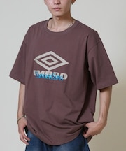 【ムラサキスポーツ限定】UMBRO(アンブロ)Younger Song ヤンガーソング コラボレーション 半袖Tシャツ MRYS-T002/ユニセックス メンズ レディース ムラサキスポーツ