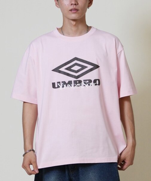 【ムラサキスポーツ限定】UMBRO(アンブロ)Younger Song ヤンガーソング コラボレーション 半袖Tシャツ MRYS-T002/ユニセックス メンズ レディース ムラサキスポーツ