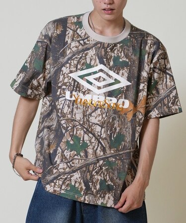 【ムラサキスポーツ限定】UMBRO(アンブロ)Younger Song ヤンガーソング コラボレーション 半袖Tシャツ MRYS-T002/ユニセックス メンズ レディース ムラサキスポーツ