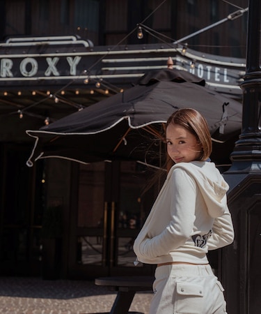 ROXY x MANA(ロキシー×マナ)長袖ベロアパーカー クロップド丈 セットアップ対応 RZP254617T/レディース ムラサキスポーツ