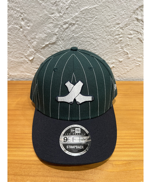 NEW ERA (ﾆｭｰｴﾗ) - Low Profile 9FIFTY am PINSTRIPE MIYUKI ARIHARA CHI (LP950 am ﾐﾕｷ ｱﾘﾊﾗ ｼｶｺﾞ・ﾎﾜｲﾄｿｯｸｽ ｸﾞﾘｰﾝ ﾌﾞﾗｯｸ ﾊﾞｲｻﾞｰ)