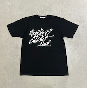 The COMP_US (ｻﾞｺﾝﾌﾟｱｽ) - ARTIST COLLABRATION TEE (ｱｰﾃｨｽﾄｺﾗﾎﾞﾚｰｼｮﾝﾃｨｰ) 25SSCU-16CT