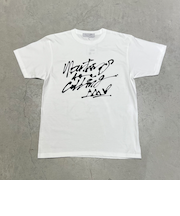 The COMP_US (ｻﾞｺﾝﾌﾟｱｽ) - ARTIST COLLABRATION TEE (ｱｰﾃｨｽﾄｺﾗﾎﾞﾚｰｼｮﾝﾃｨｰ) 25SSCU-16CT