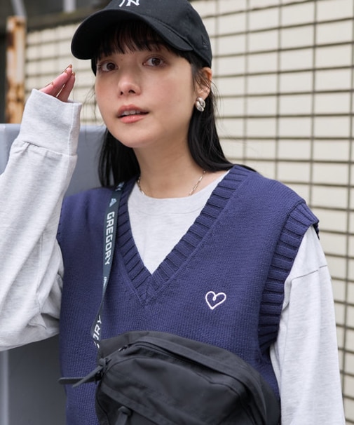 ワンポイント刺繍 Vネックニットベスト