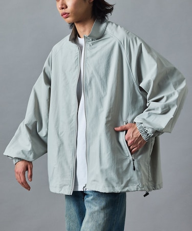 限定展開 リラックスフィット スタンドカラー ナイロン ジップブルゾン