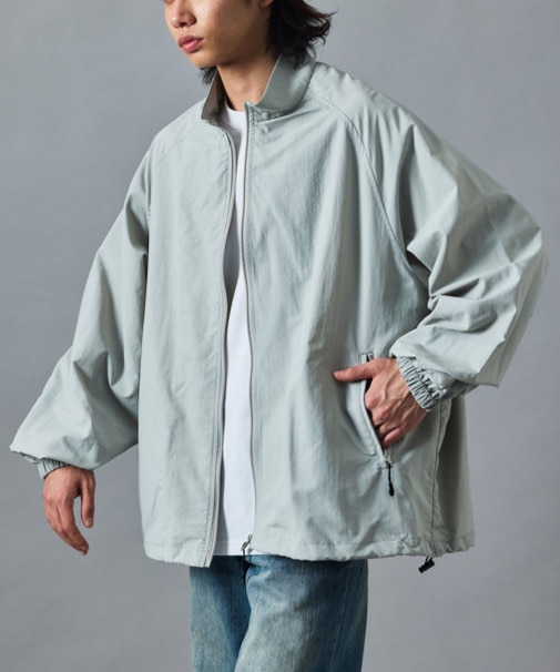限定展開 リラックスフィット スタンドカラー ナイロン ジップブルゾン