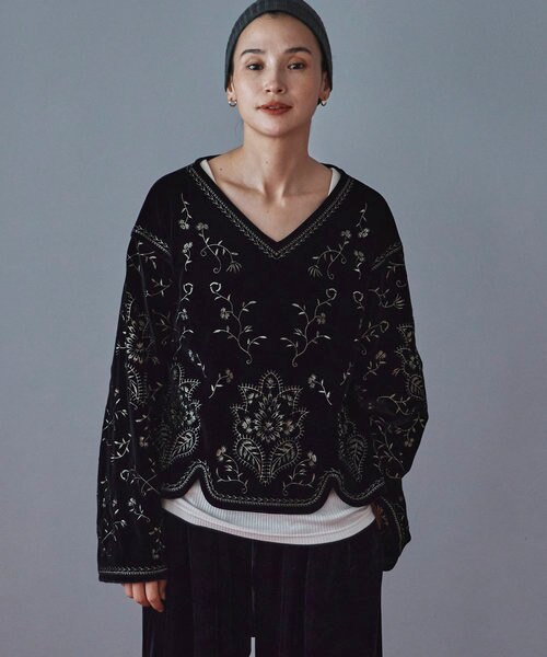 yko様 新品 Freada フリーダ ベロア刺繍 Vネック プルオーバー 黒 Freada（フリーダ）の「Freada/フリーダ ベロア刺繍 Vネック