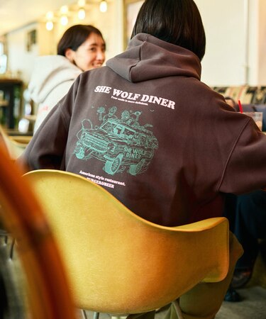 限定展開 SHE WOLF DINER×FREAK'S STORE/シーウルフダイナー 別注 ビッグシルエット バックプリント POパーカー/フーディー/CAR