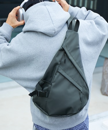 限定展開 バックルストラップ スリングバッグ