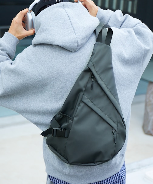 限定展開 バックルストラップ スリングバッグ