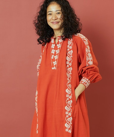 モノトーン刺繍ワンピース