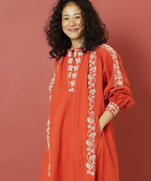 モノトーン刺繍ワンピース