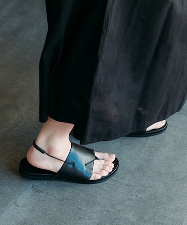 レザー カバードトングサンダル[36-38サイズ展開]