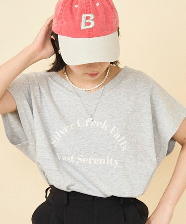 Vネック ロゴTシャツ