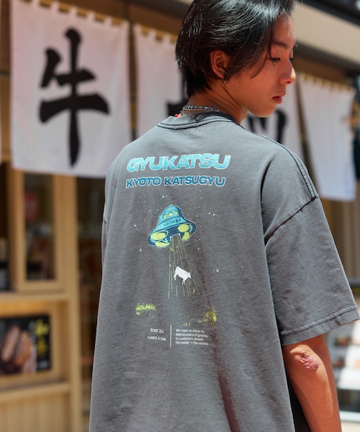 牛カツ京都勝牛×FREAK'S STORE 別注 ビッグシルエット ピグメントダイ バックプリント Tシャツ / UFO 【限定展開】
