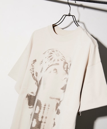 【EXCLUSIVE】 BILLIE EILISH ビリーアイリッシュ フロントプリント ショートスリーブ クルーネックTシャツ B