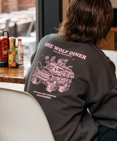限定展開 SHE WOLF DINER×FREAK'S STORE/シーウルフダイナー 別注 ビッグシルエット バックプリント クルーネックスウェット