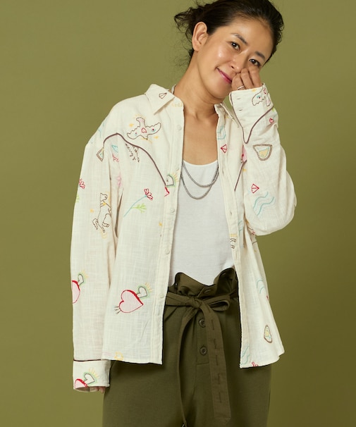 モチーフ刺繍 柄シャツ