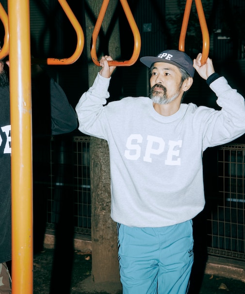 SPE × FREAK'S リフレクタープリント クルーネックスウェット