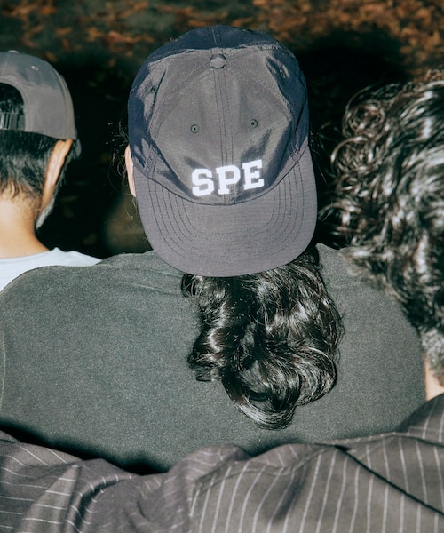 SPE × FREAK'S リフレクターロゴキャップ 黒 フリークスストア SPE × FREAK'S リフレクタープリント ロゴキャップ｜フリークスストア