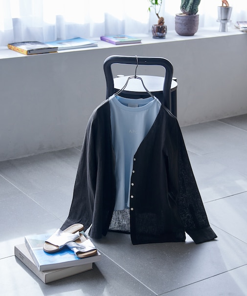 インド Vネックシャツ