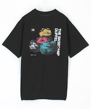 ショートスリーブベースキャンプダッフルグラフィックティー（ユニセックス）