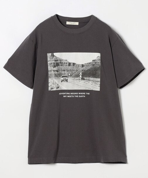 monotone photo TEE