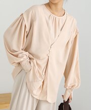 パールボタンレイヤード風ブラウス