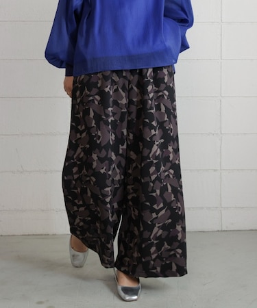 ランダムパターン柄ワイドパンツ