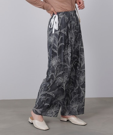 フラワー柄タックパンツ