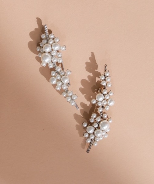 パールモチーフブローチ